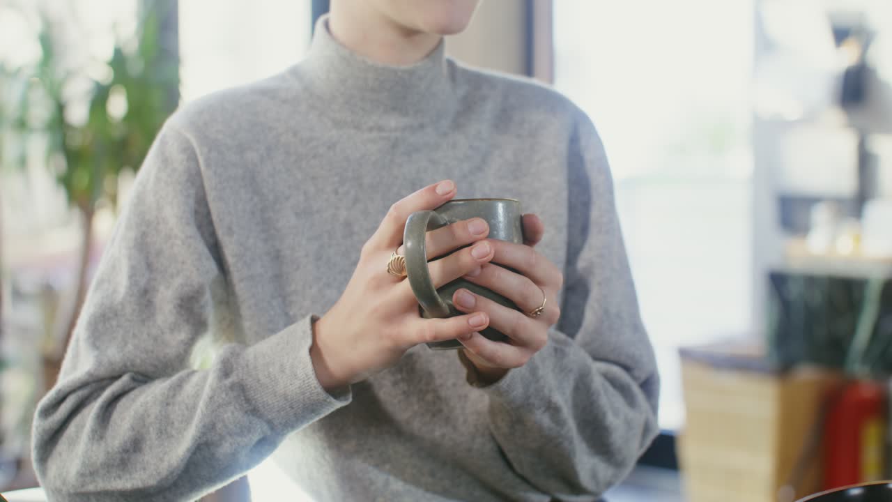 una mujer bebiendo un café en una cafetería