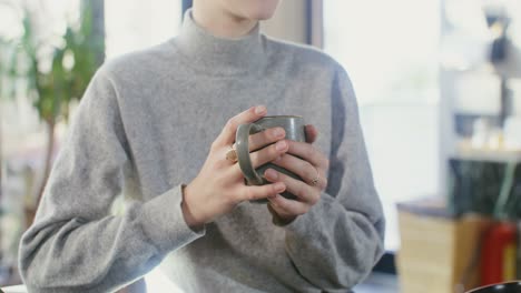 카페에서 커피를 마시는 여자