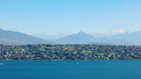 Ciudad-De-Colonia-Frente-Al-Lago-Junto-Al-Lago-Leman-Con-El-Mont-Blanc-Al-Fondo-En-El-Cantón-De-Ginebra,-Suiza