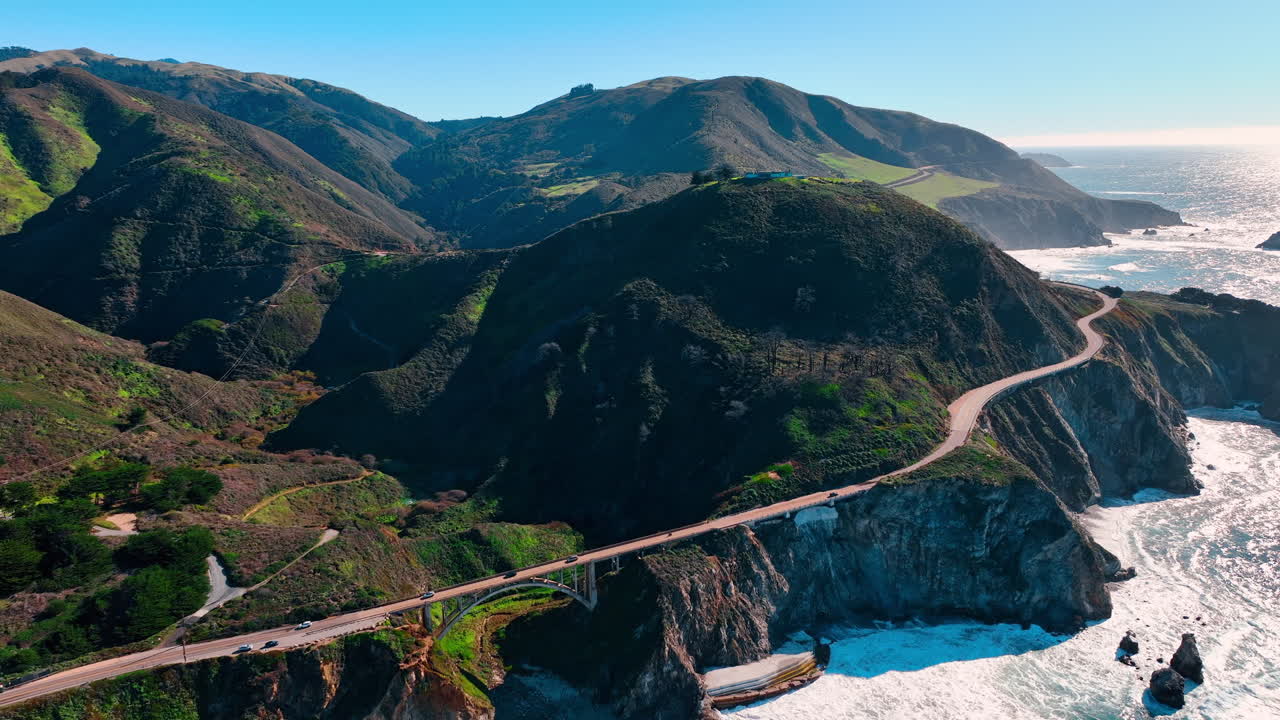 Vista aerea del Ponte Bixby Creek sulla Highway 1 in California. Ripresa con drone del ponte ad arco in cemento e delle montagne costiere lungo la costa pacifica di Big Sur.