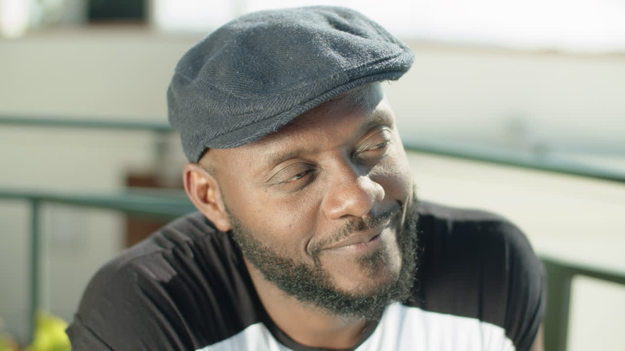 애인과 이야기하는 평온한 아프리카 계 미국인 게이의 슬로우 모션