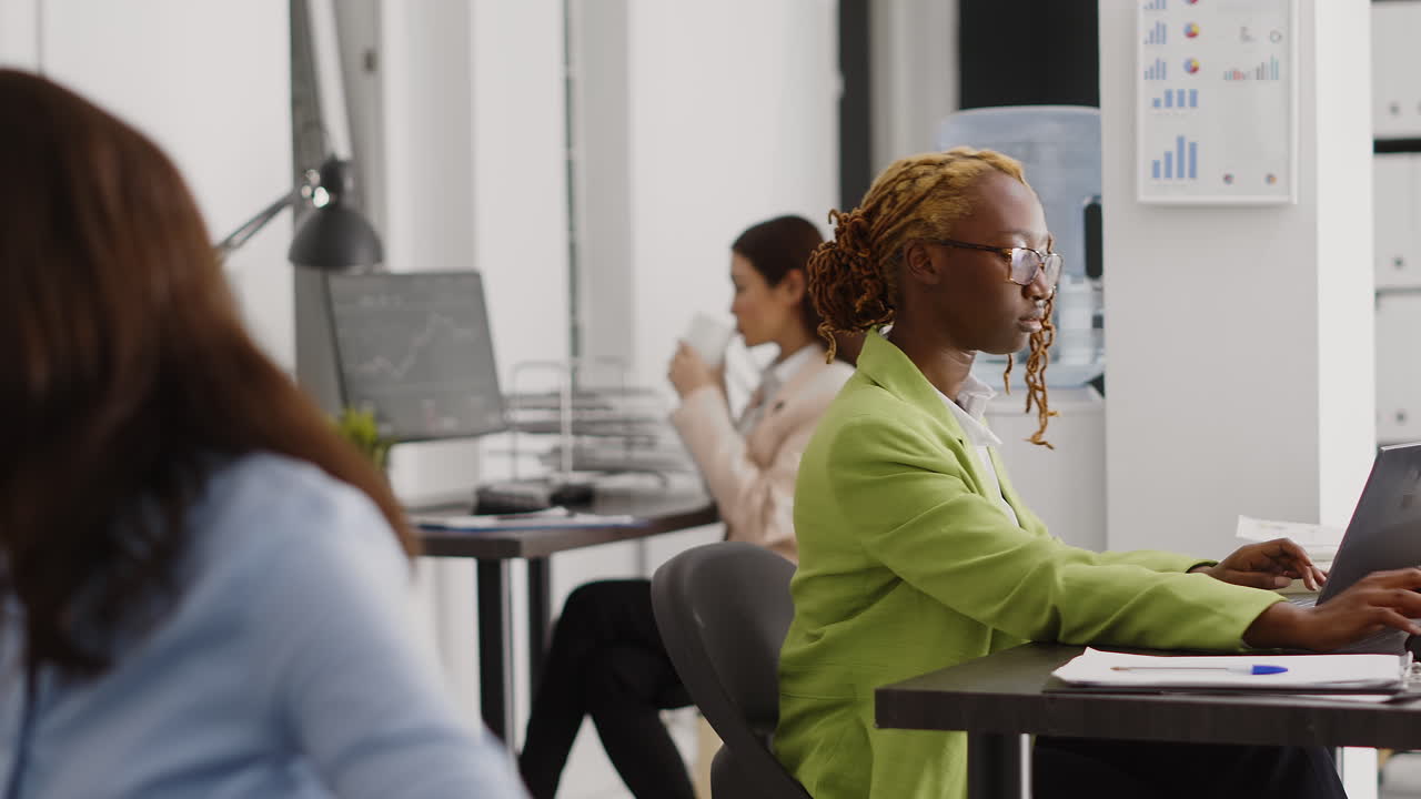 Area di lavoro in ufficio con dipendenti al lavoro