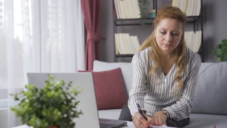 Reife-Geschäftsfrau,-Die-Von-Zu-Hause-Aus-Online-Arbeitet.