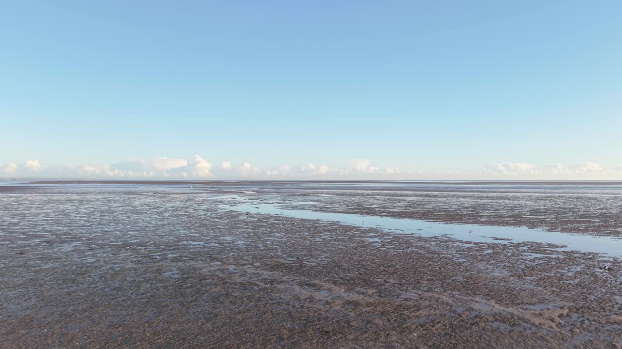 volando sobre la playa en el pueblo de blackrock en dundalk, condado de louth, irlanda - disparo de avión no tripulado