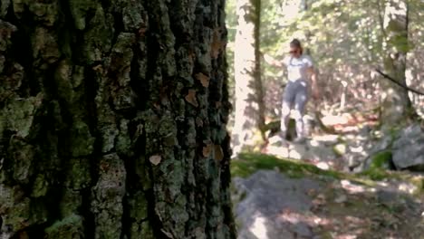 Aufschlussreiche-Aufnahme-Eines-Jungen-Mädchens,-Das-In-Einem-Tiefen-Wald-Wandert,-Schwenk-Nach-Rechts,-Slomo