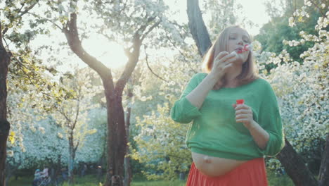 Mujer-Embarazada-Disfrutando-Del-Día-De-Primavera