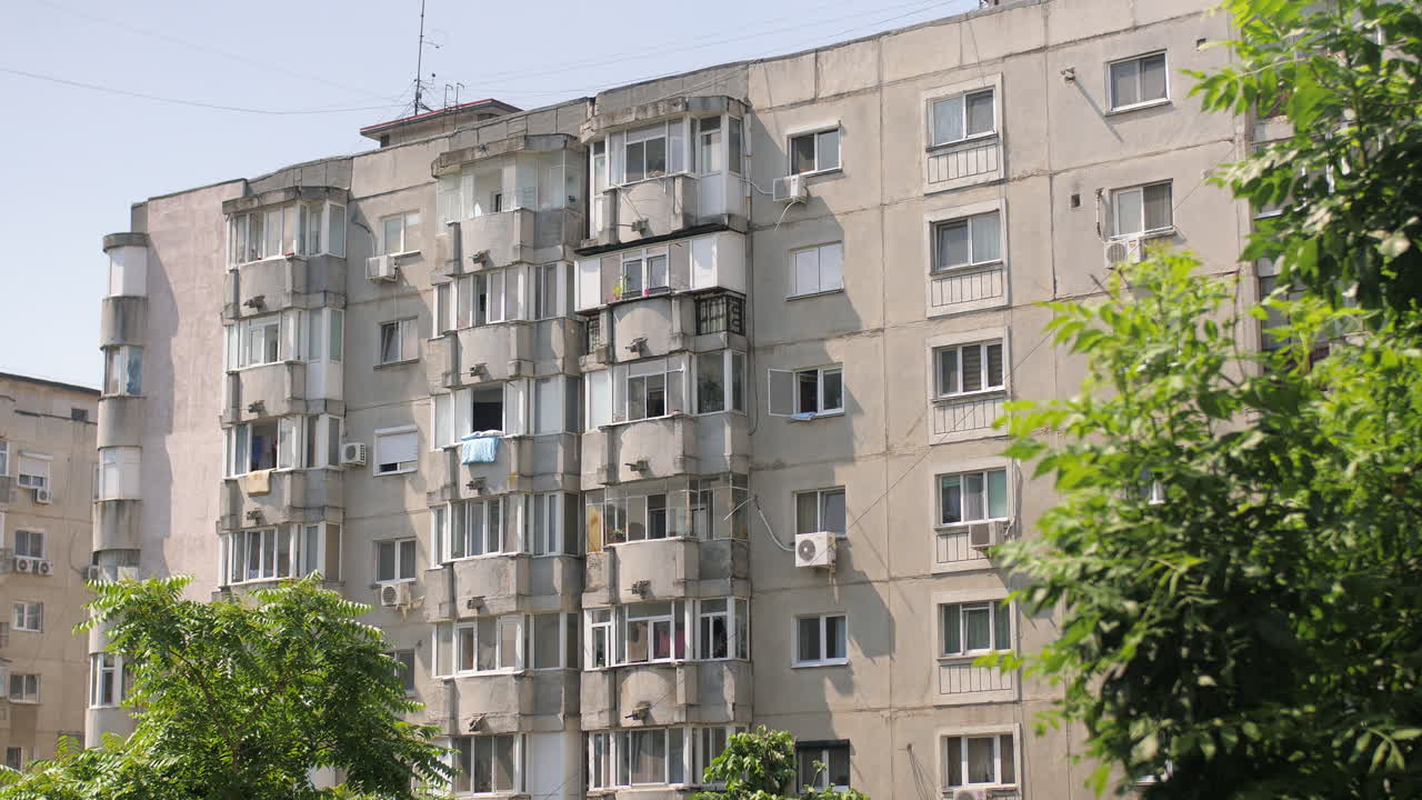 viejo edificio de apartamentos de rumania