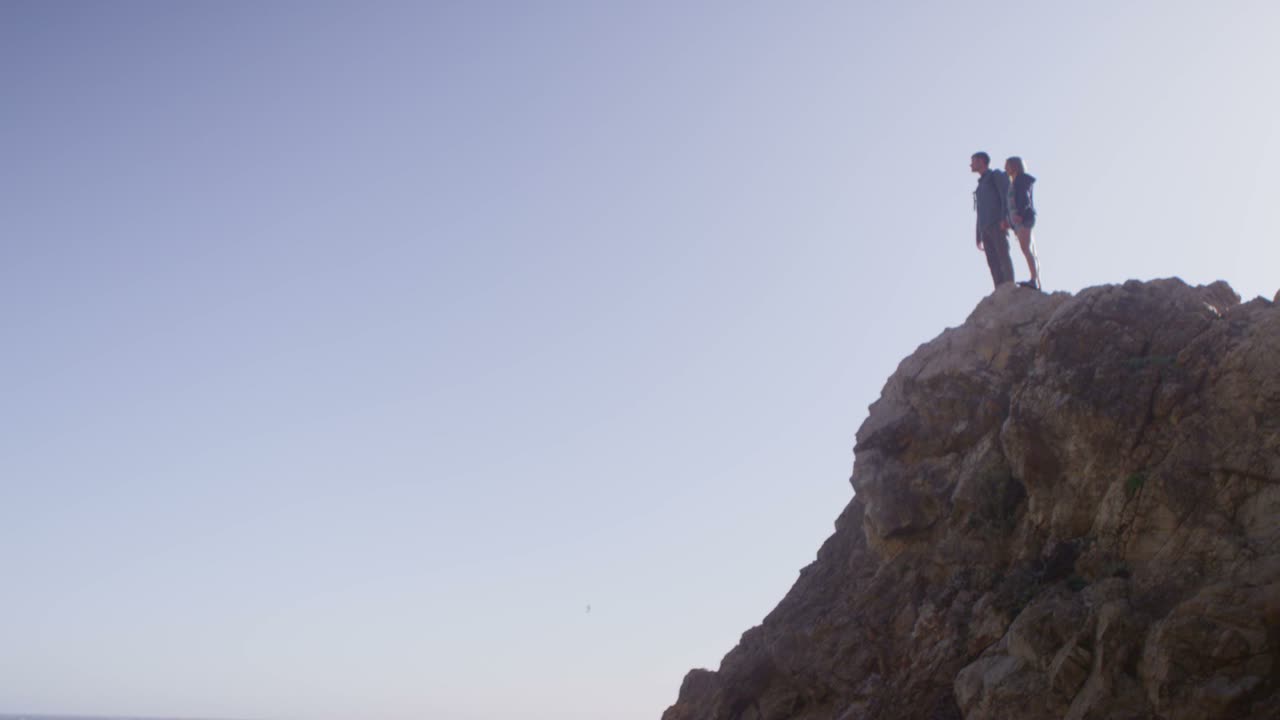 vista amplia, de, un, pareja, posición, encima de, un, acantilado de mar