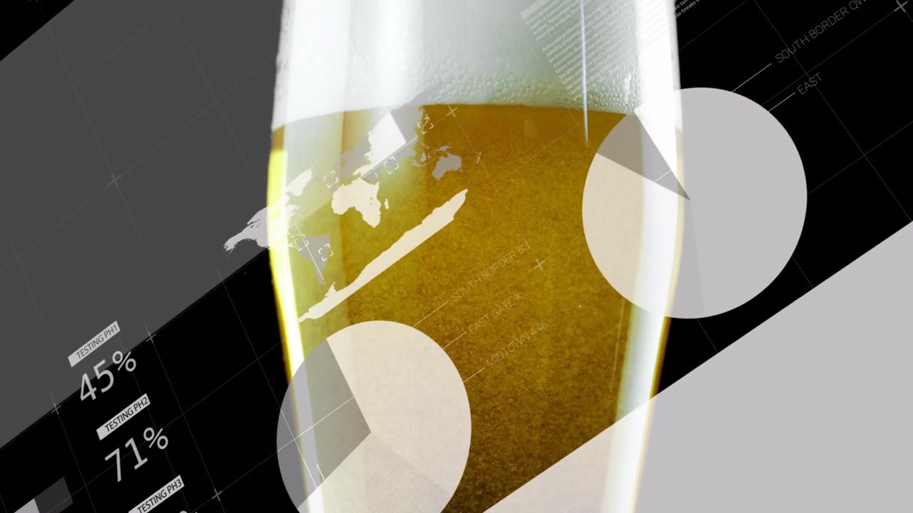 Iniziando con un primo piano, un alto bicchiere di birra dorata mentre quadranti e grafici si animano, visualizzando dati