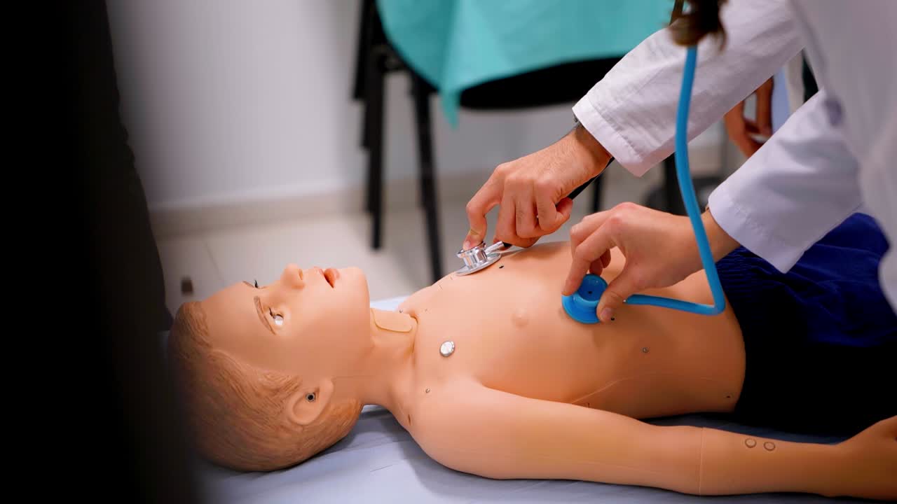 una muñeca realista para practicar exámenes médicos por parte de los estudiantes