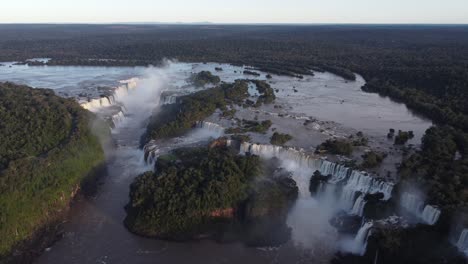 Cataratas-Del-Iguazú-Masivas-De-Mamut-En-Argentina-Misiones-Paraná