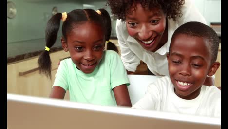 Madre-Usando-Laptop-Con-Sus-Hijos