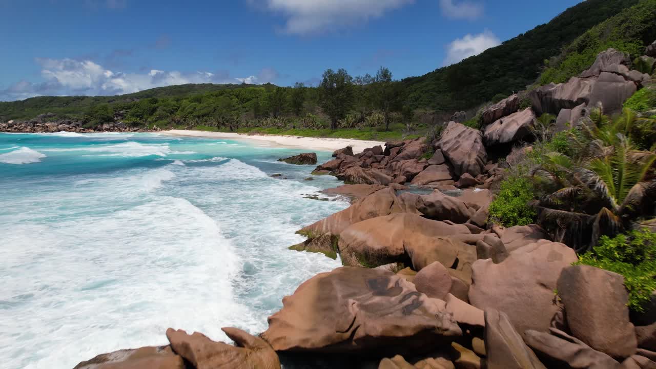 Questa spiaggia paradisiaca nelle Seychelles è anche usata come sfondo di Windows