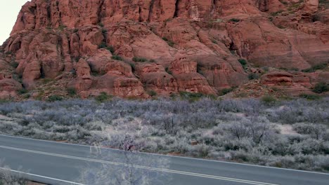 Viaje-En-Bicicleta-De-Carretera-De-Resistencia-A-Través-Del-Desierto-De-Utah,-Actividad-Extrema,-Vista-Aérea