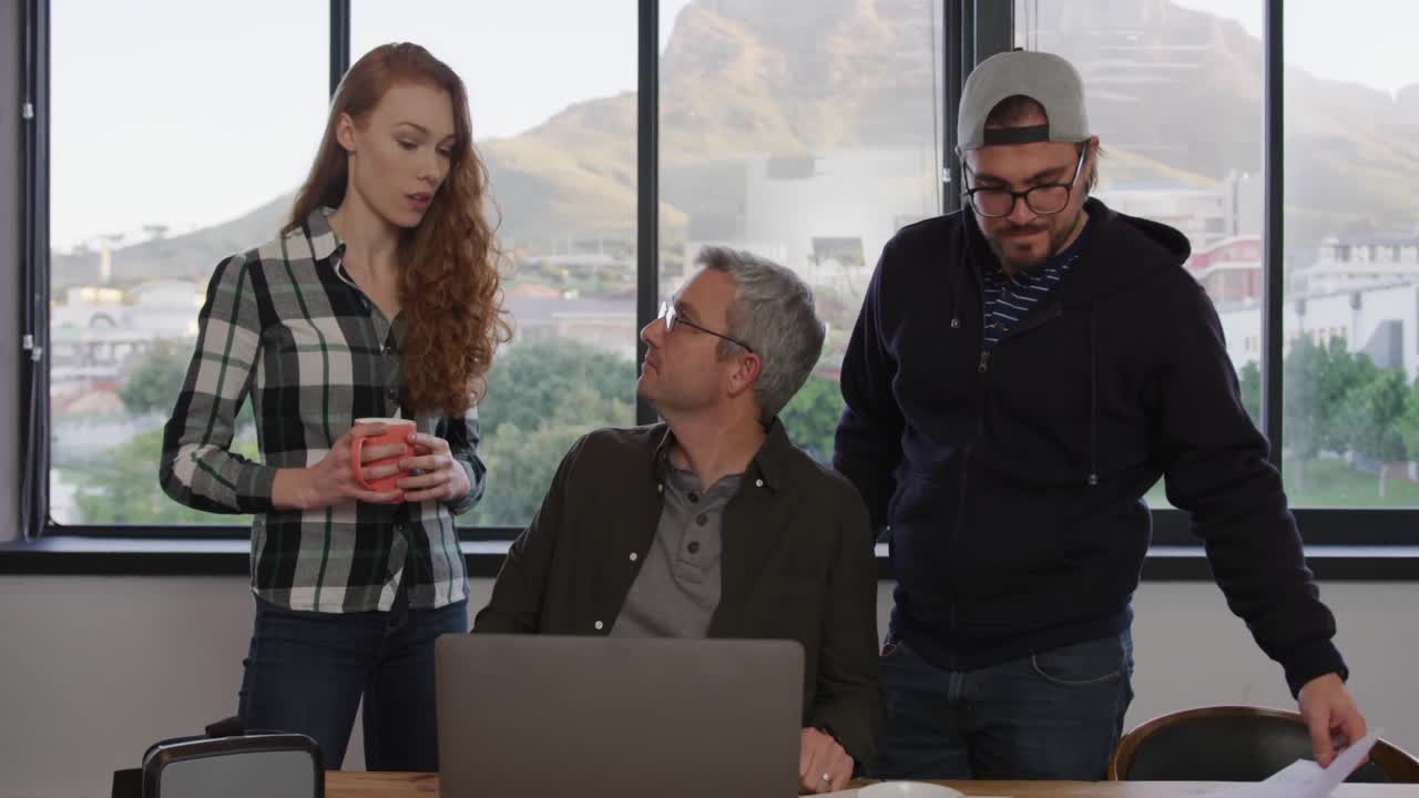 크리에이티브 사무실 에서 일 하는 두 명 의 백인 남자 와 여자