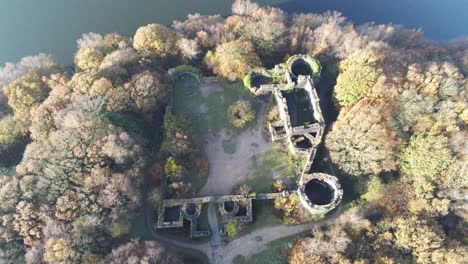 réplica del castillo de liverpool hito ruinas en otoño ridington bosque naturaleza aérea zoom lento en vista