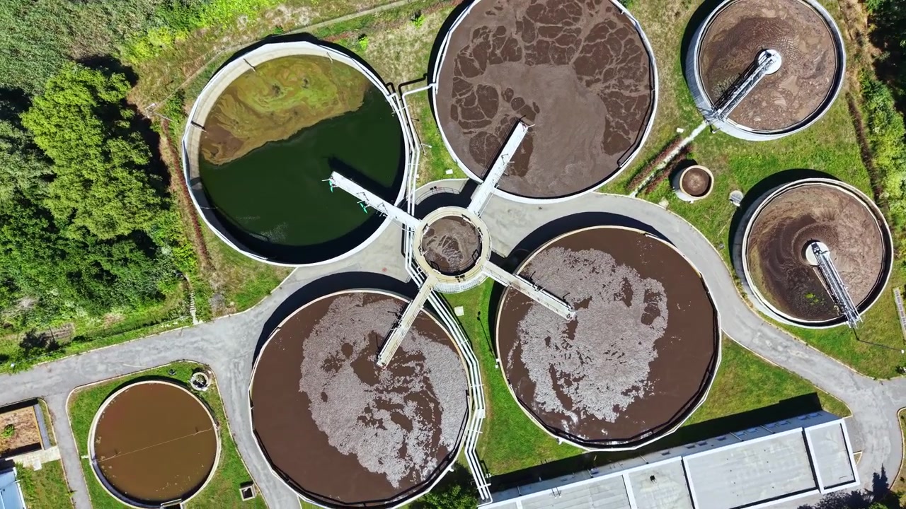 Instalación de tratamiento de agua con múltiples tanques ubicada en una zona rural durante el día con cielos despejados