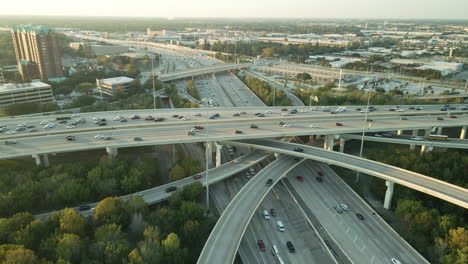 Vista-Aérea-Panorámica-De-Drones-De-La-Autopista-Interestatal-I10-E-I610-En-Houston,-Texas,-A-La-Luz-Del-Día