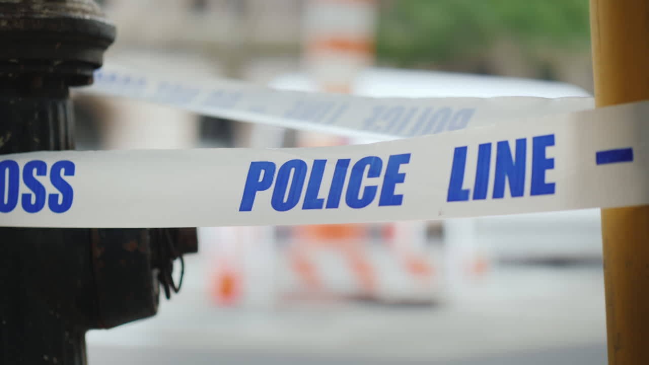 cinta blanca con la línea de policía de inscripción - no cruzar