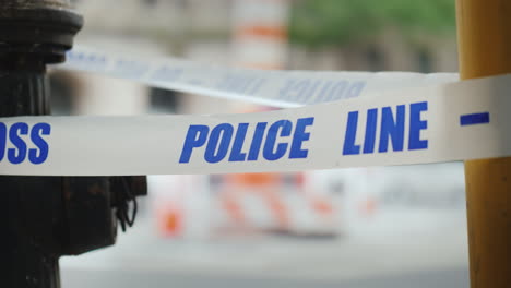 cinta blanca con la línea de policía de inscripción - no cruzar