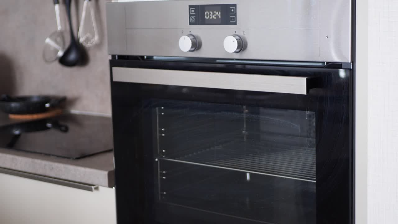 Forno moderno in acciaio inossidabile in una cucina