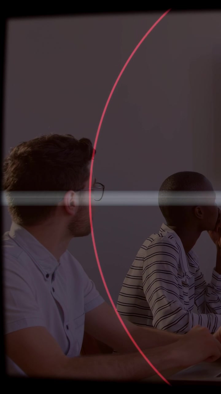 Video verticale: Due uomini si girano verso un presentatore fuori campo durante una riunione, con linea di scansione HUD e arco rosso in movimento