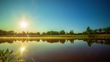 Zeitraffer-Des-Sonnenaufgangs-über-Einer-Flussspiegelung-Mit-Wunderschönen-Sonnenstrahlen