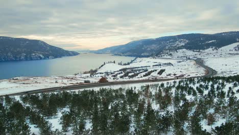 País-De-Las-Maravillas-De-Invierno-Nevado:-Vista-Aérea-Del-Paisaje-Central-De-Okanagan,-La-Carretera-Y-El-Lago-De-Madera