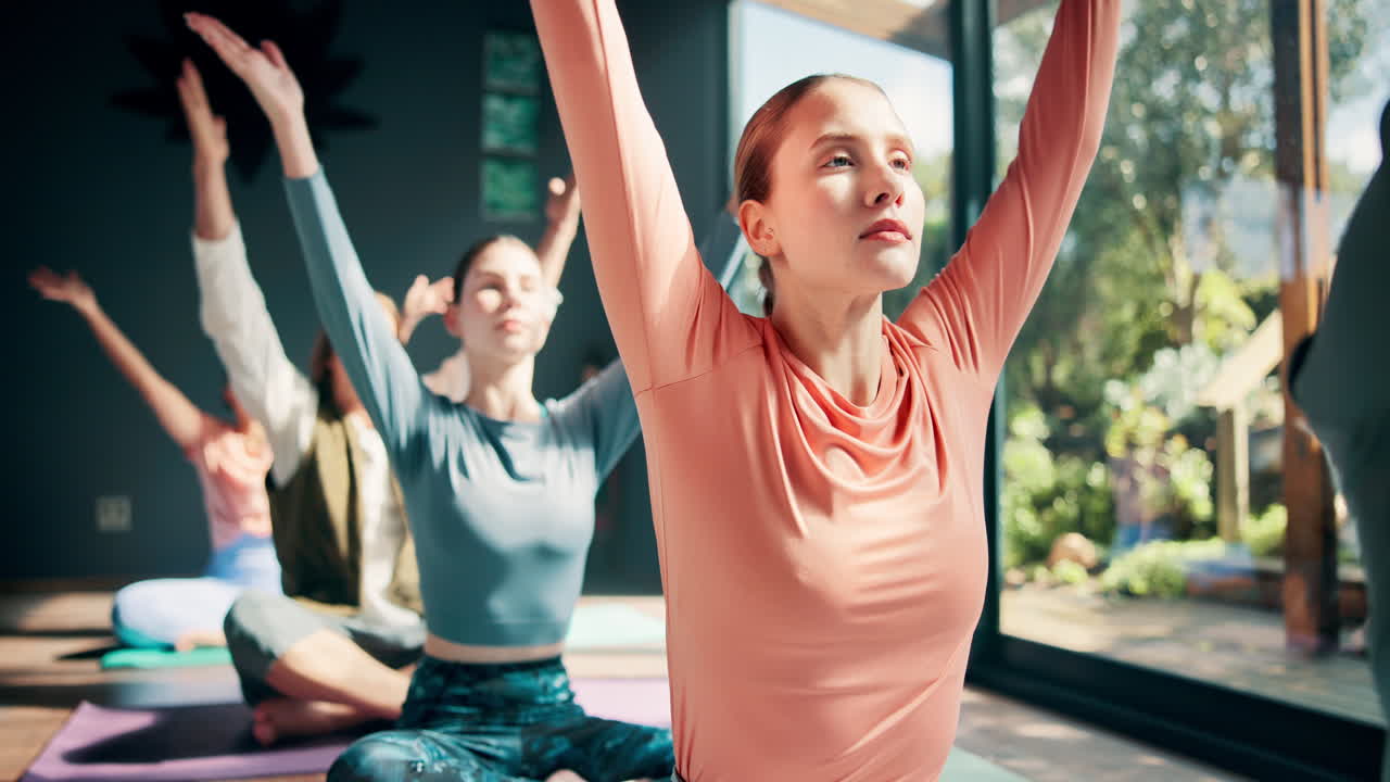 요가 수업에 참석하는 여성