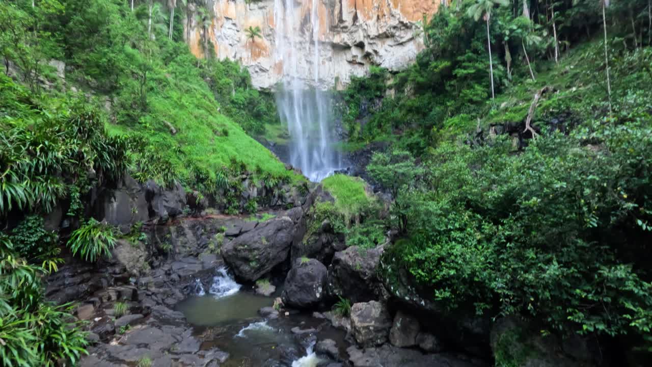 una cascada que cae en cascada por un acantilado rocoso