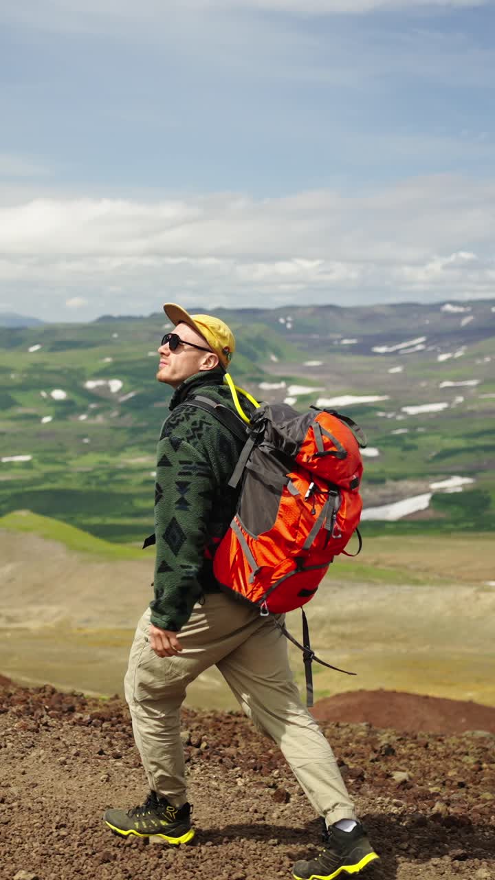 Uomo con zaino che fa escursioni su un sentiero di montagna panoramico
