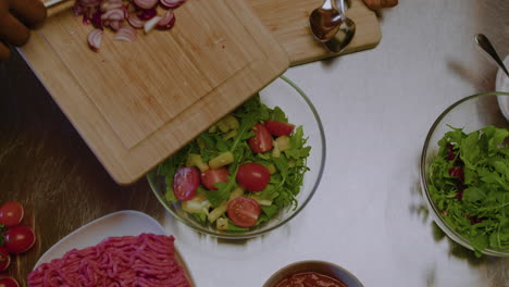 una pareja cocinando en la cocina.