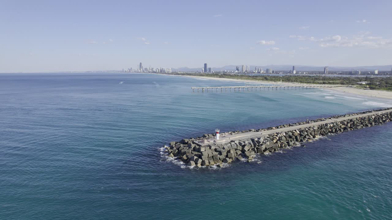 Volo sopra il faro a The Spit Beach, Surfers Paradise nella Gold Coast, Queensland, Australia