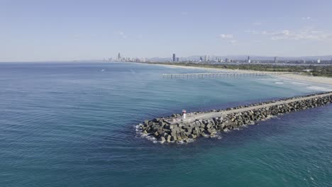vuela lejos sobre el faro en la playa de spit, el paraíso de los surfistas en gold coast, queensland, australia