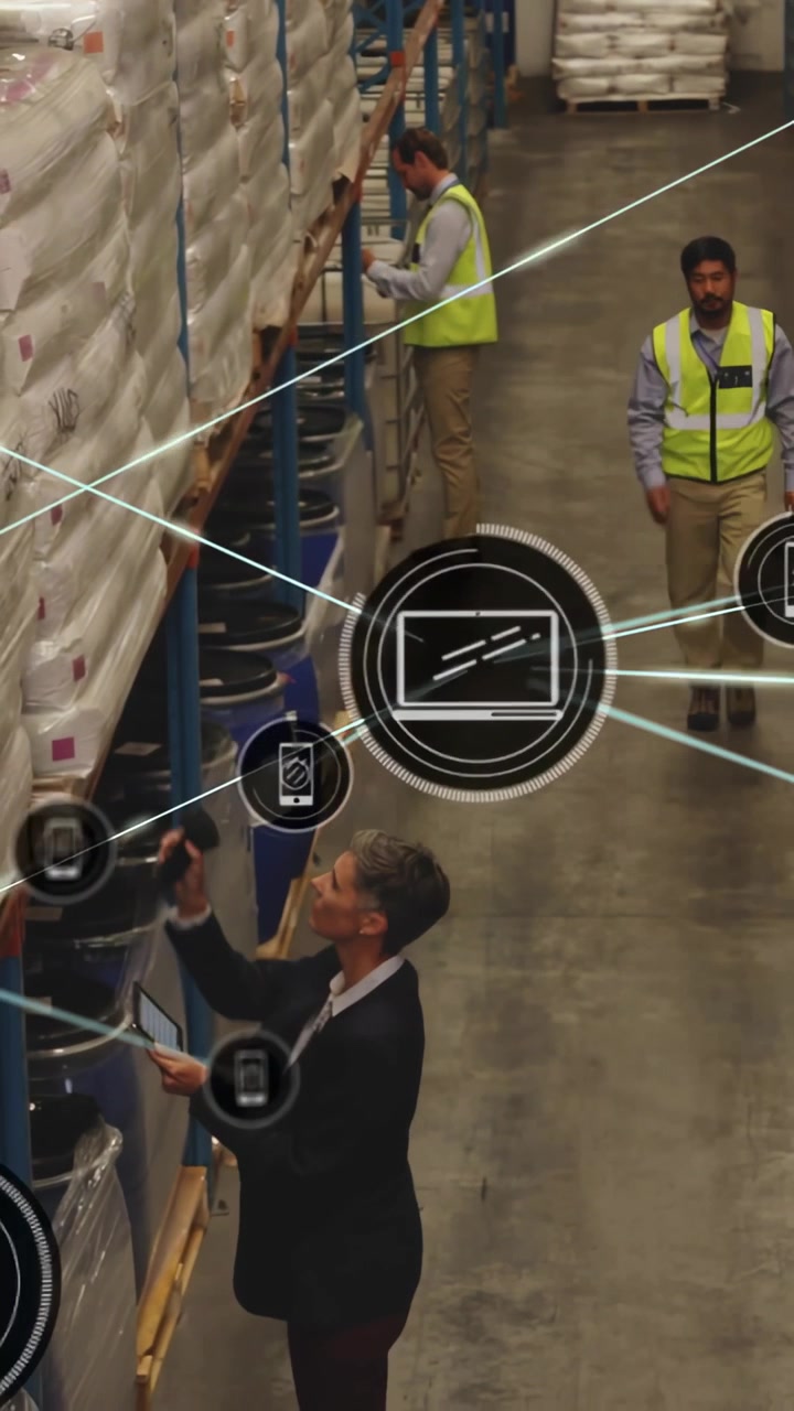 Responsabile di magazzino che scansiona etichette di pallet con uno scanner portatile e un tablet, avviando una sovrapposizione di rete