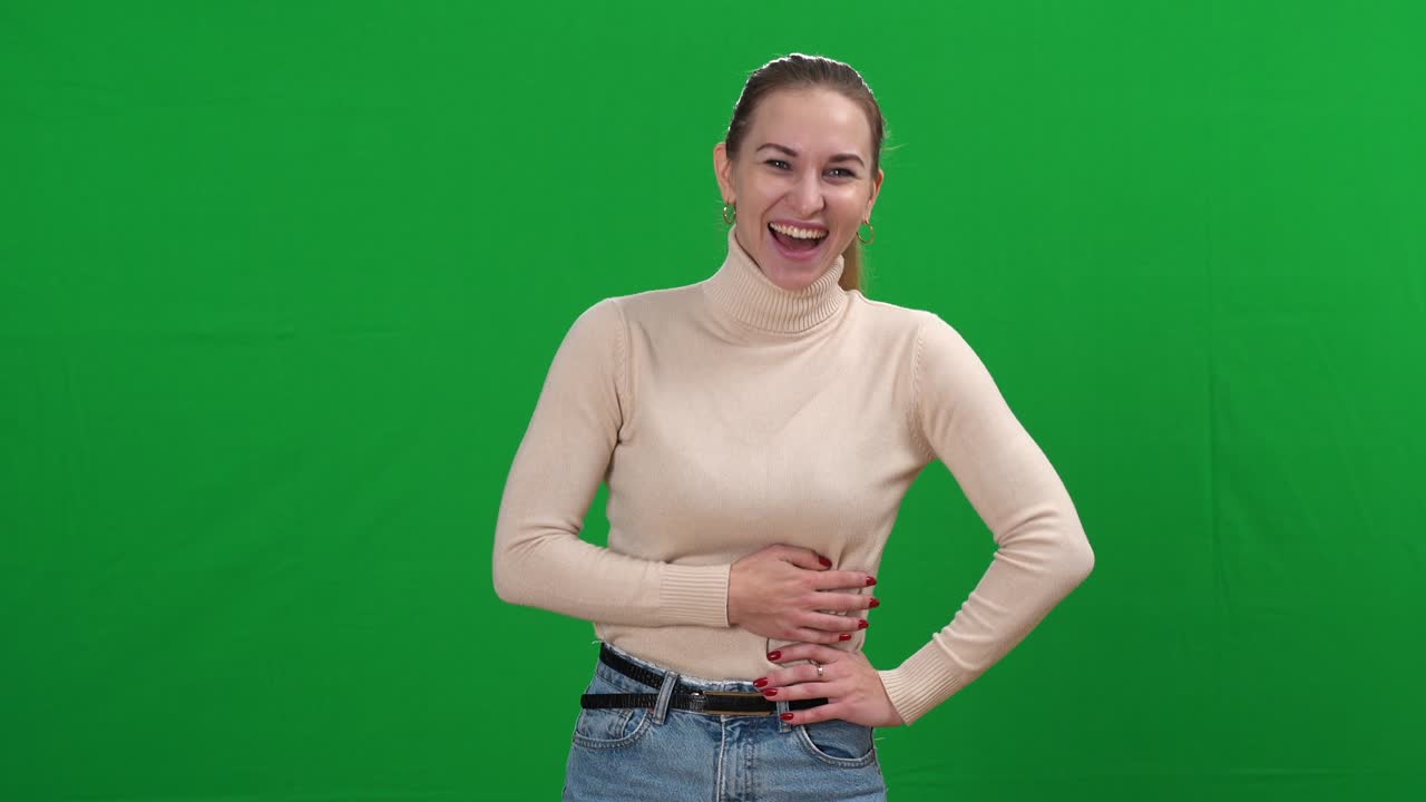 크로마케이 배경에서 큰 소리로 웃는 즐거운 젊은 여성, 긍정적인 행복한 백인 여성의 초상화, 녹색 스크린에서 포즈를 취하는 행복과 즐거움