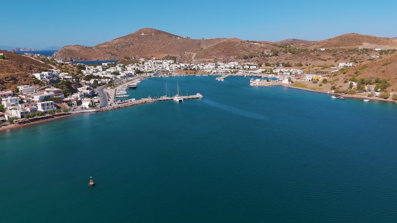 Güneşli bir günde Patmos Adası limanının havadan manzarası.