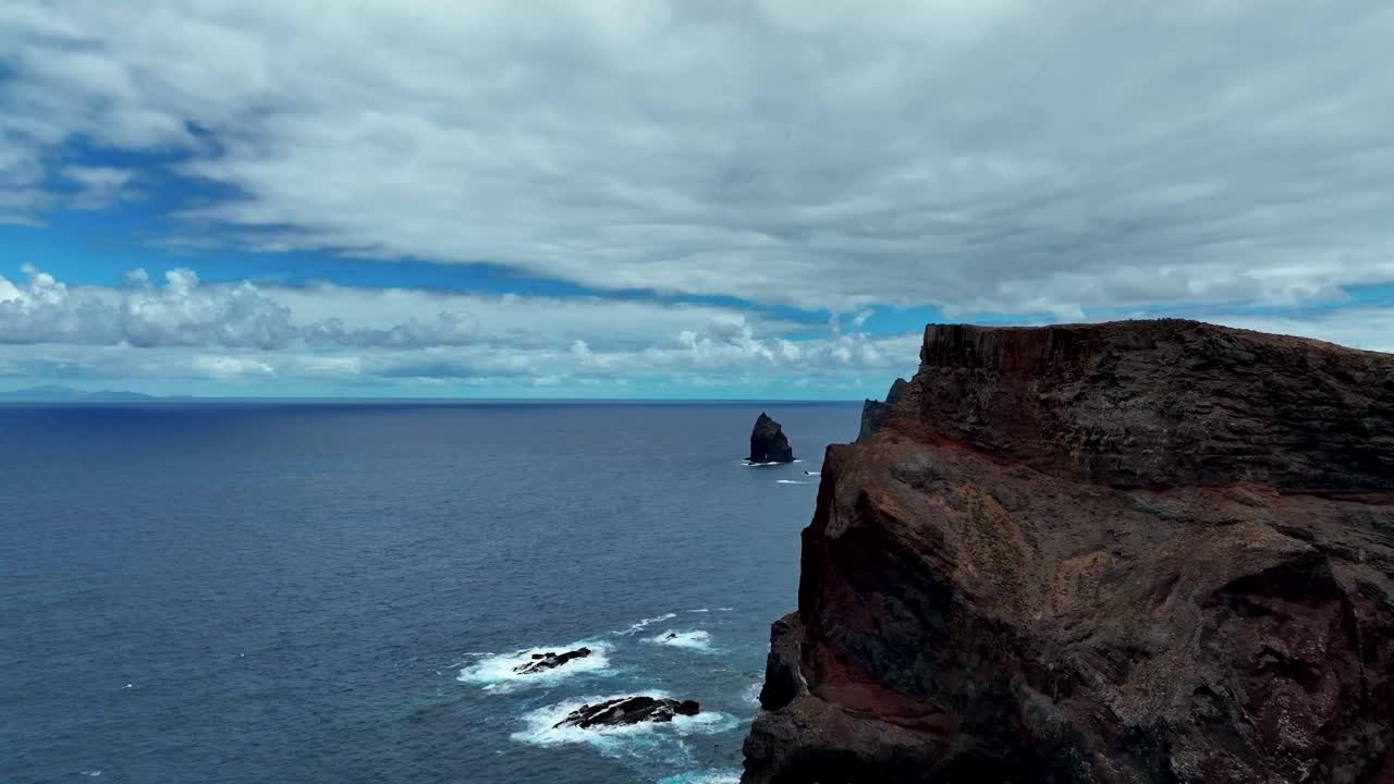 machico, madeira, portugal 근처의 miradouro da ponta do rosto의 근해 암석