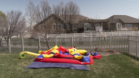 inflando un castillo hinchable para una fiesta de cumpleaños infantil