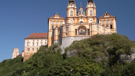 Cámara-Lenta-Inclinada-Hacia-Abajo-Sobre-La-Hermosa-Abadía-Antigua-En-Melk,-Austria