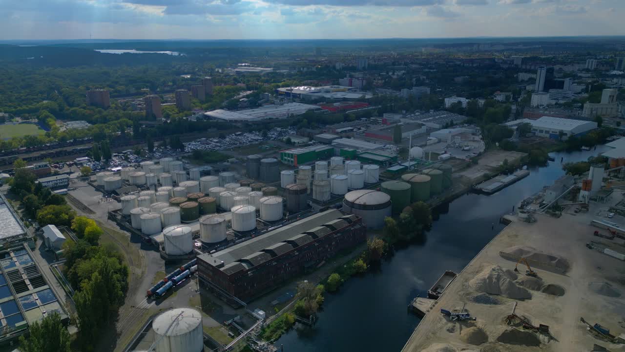 Berliner Biogasanlage mit Lagertanks an der Spree zur Erzeugung erneuerbarer Energie. Wunderbare Luftaufnahme, statische Stativaufnahme mit schwebender Drohne