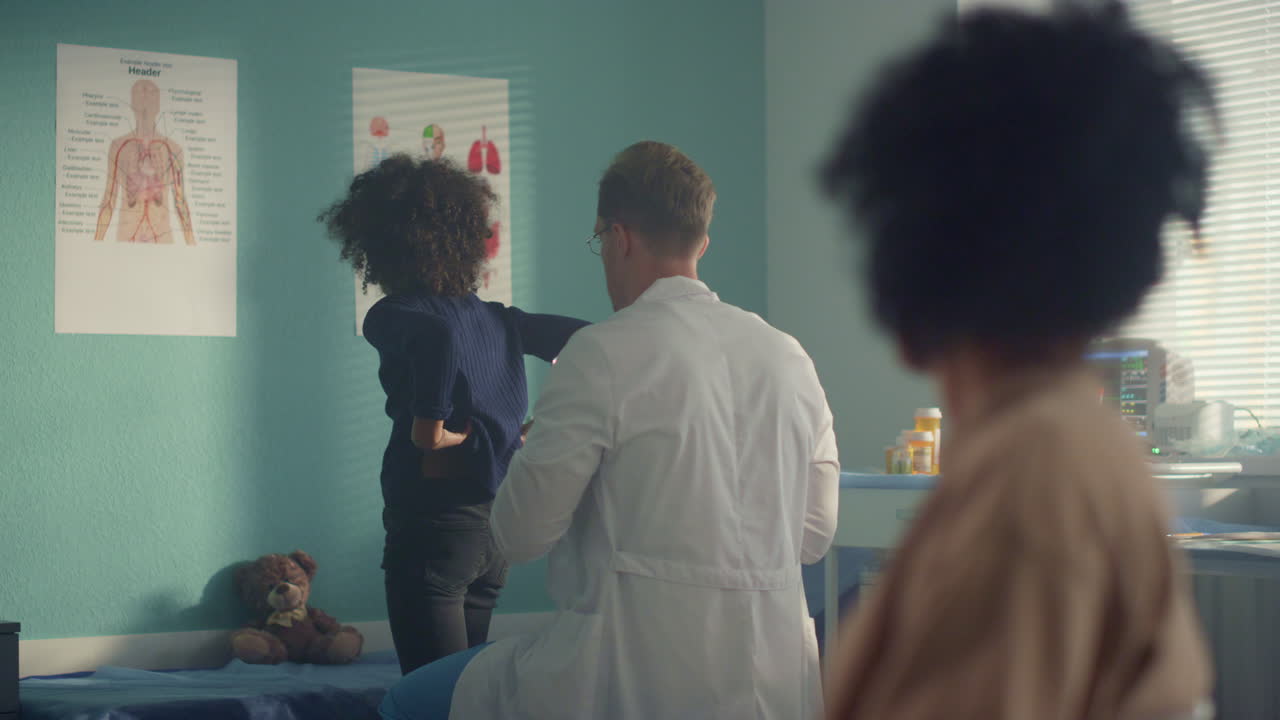 médico revisando los pulmones de una adolescente con un estetoscopio. niño visita al pediatra.