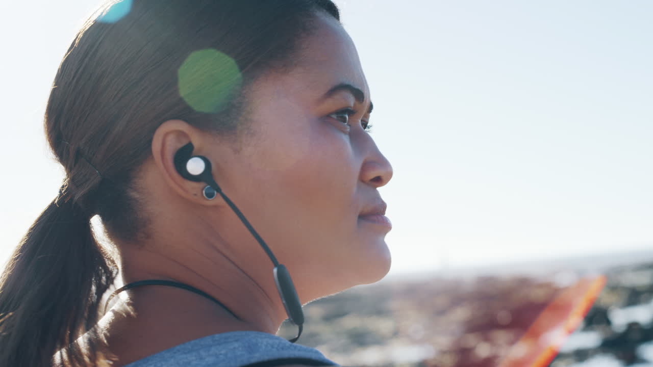 Fitness, música y mujer negra entrenando
