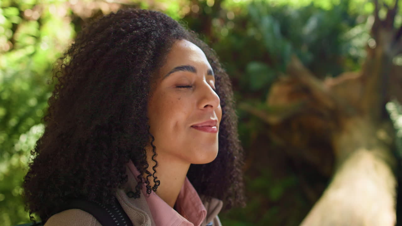 Mujer de senderismo en el bosque