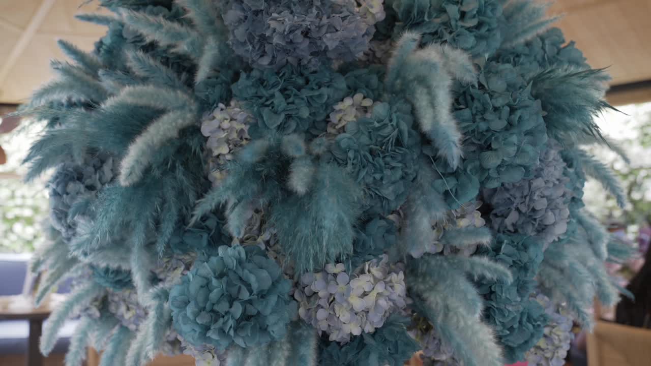 Extravaganza - Nærbillede af blomsterarrangement med blå hortensia og pampasgræs. Elegant buket af blå hortensia og blødt pampasgræs, dekorativt blomsterarrangement i afdæmpede farver