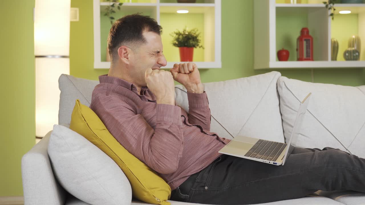 집에서 인터넷을 탐색하는 사람은 화면에서 보는 것에 대해 기 ⁇ 하고 행복합니다.