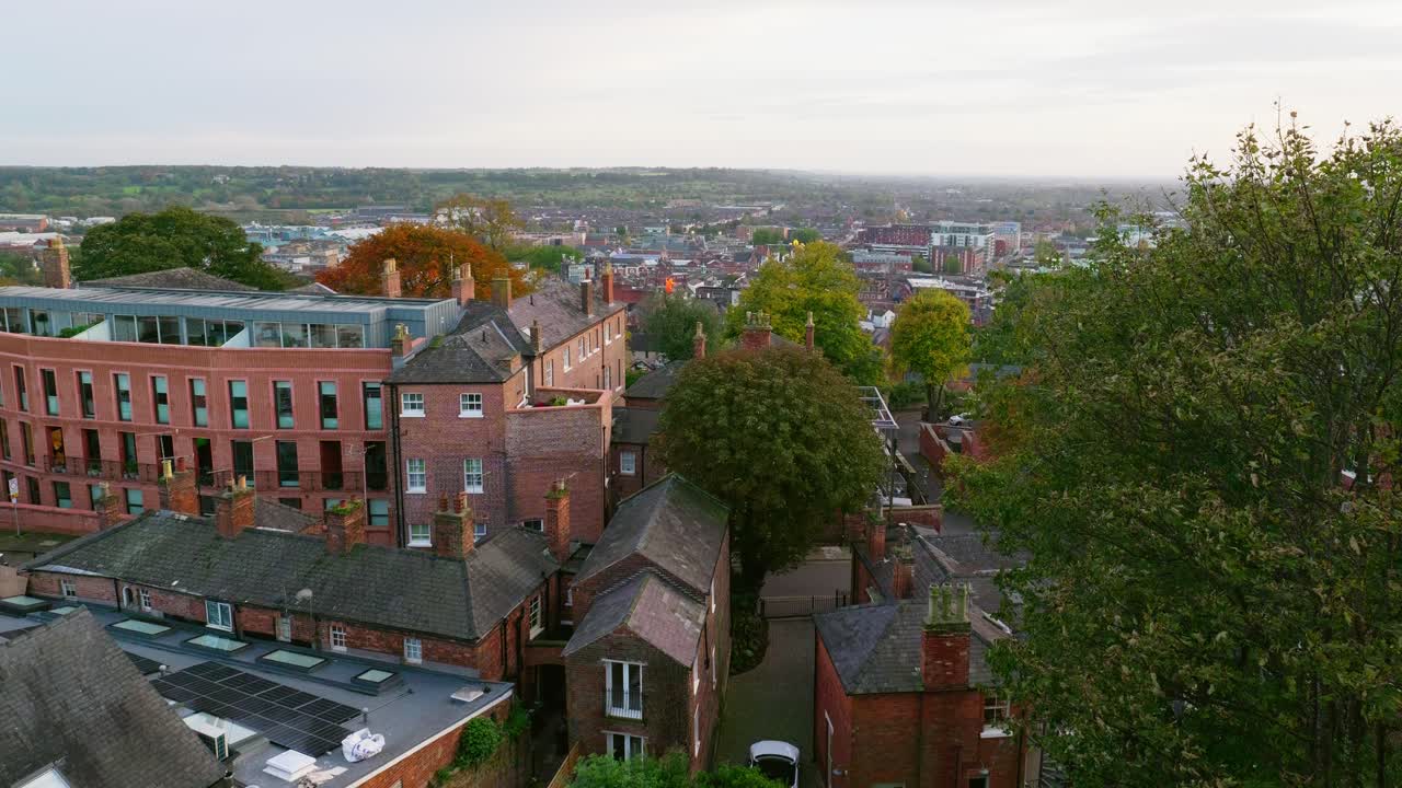 vista al atardecer de los terrenos interiores del famoso castillo de lincoln