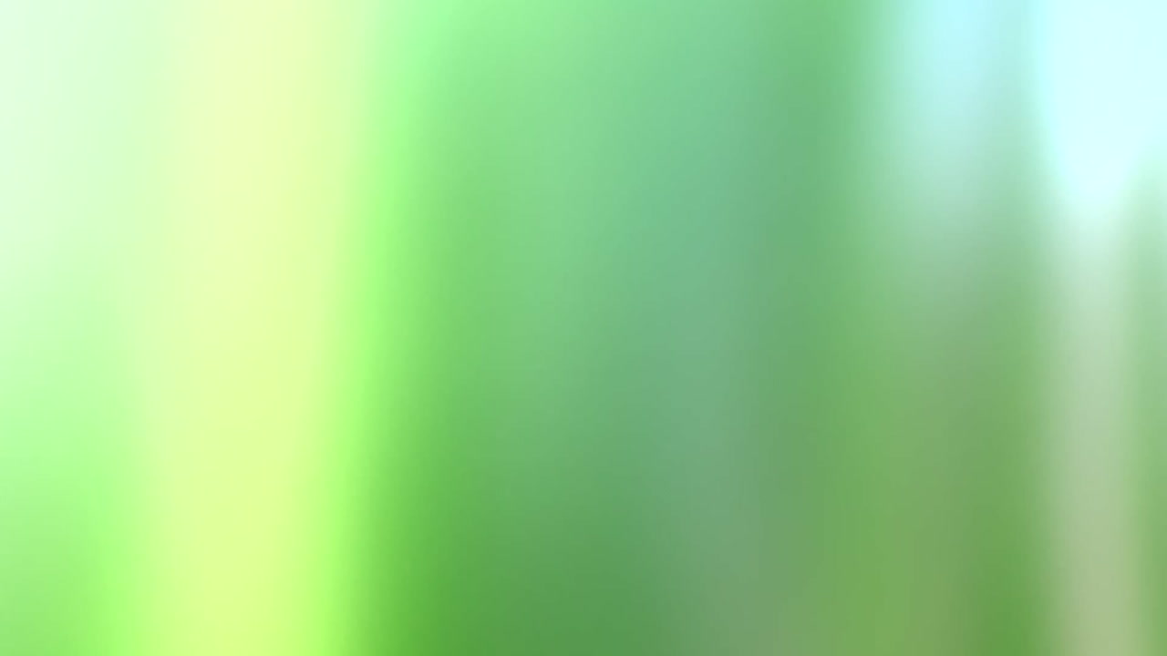 мужчина идет по полю, заросшему высокой травой, в солнечный летний день в нидерландах