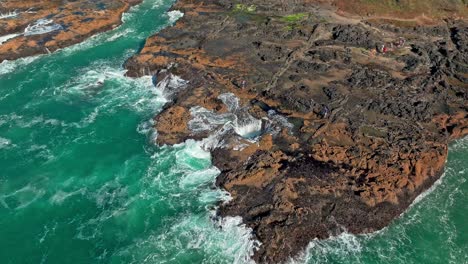 Ubicado-En-El-área-Escénica-De-Cabo-Perpetuo,-A-Solo-Tres-Millas-Al-Sur-De-Yachats-Oregon,-El-Pozo-De-Thor-Es-Un-Agujero-En-Forma-De-Cuenco-Excavado-En-La-Costa-De-Basalto-áspero.