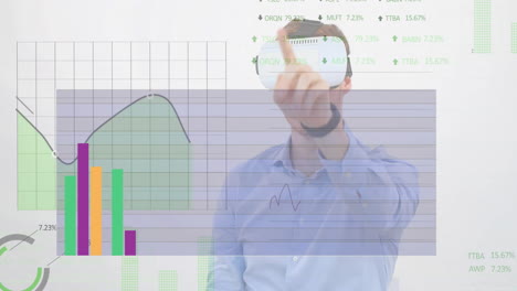 Animation-Von-Diagrammen-Und-Datenverarbeitung-über-Einem-Kaukasischen-Mann-Mit-VR-Headset